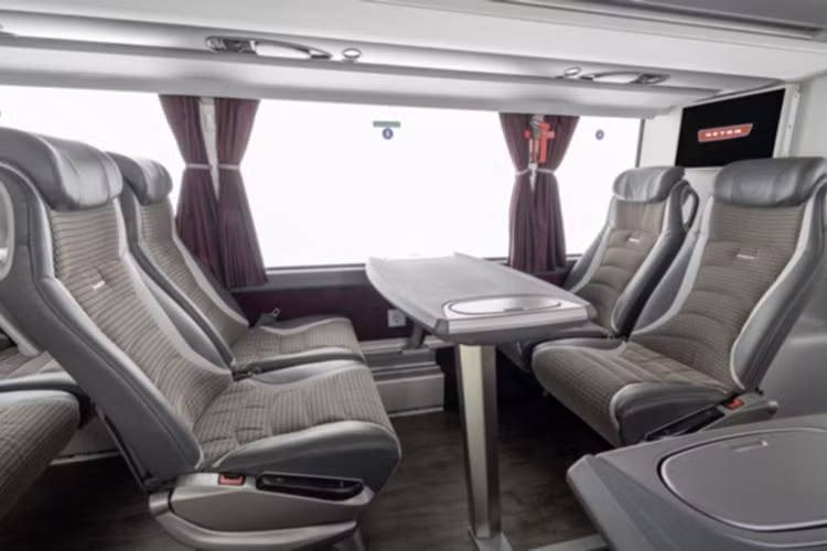 Radar gắn ở phía trước đầu xe có thể phát hiện chướng ngại vật xa tới 250 mét. Nếu đó là người đi bộ, khoảng cách là 80 mét, còn với xe máy, xe gắn máy và người đi xe đạp, radar sẽ nhận thấy từ khoảng cách tối đa 160 mét.