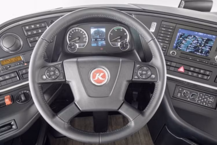 Một tính năng khác được vay mượn từ "đàn anh" Mercedes S-Class chính là việc nó có thể phun nước hoa để tạo ra bầu không khí khác biệt bên trong nội thất với 5 mùi hương dịu nhẹ và sang trọng tùy chọn. 