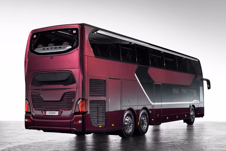 Động cơ được đặt về phía sau, tăng thể tích khoang chứa đồ cũng nhưng tăng dung tích bình nhiên liệu lên tới 540 lít, bình phụ có thể cung cấp them từ 170-270 lít cho những chuyến hành trình dài. Mẫu xe buýt Setra S531Dt này cũng sở hữu 8 bánh xe với vành xe 33,5 inch mạ crôm cùng lốp siêu chịu tải Goodyear Marathon Coach.