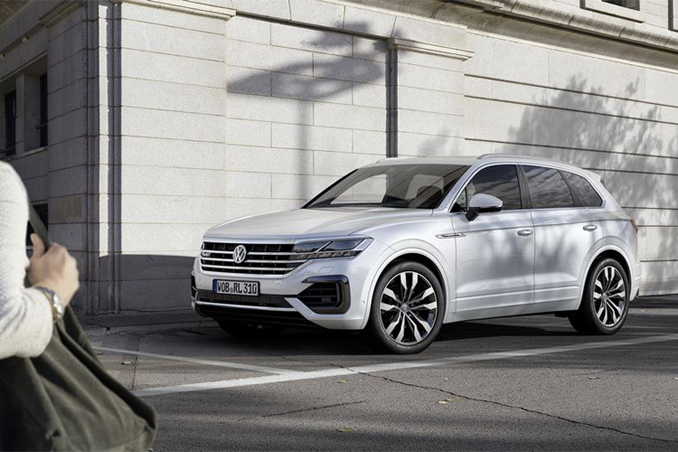 Tính năng hỗ trợ phương tiện giao thông cắt ngang phía trước, hệ thống lái 4 bánh chủ động (cả 2 bánh sau cũng tham gia chuyển hướng lái) giúp xe đổi hướng linh hoạt ổn định hơn; hệ thống ổn định chống lật với các thanh chống lật điều khiển cơ điện tử, đèn pha Matrix LED hay hiển thị thông tin kính lái...