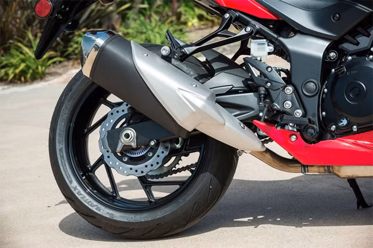 Tương tự như các mẫu xe môtô phân khối lớn đời mới trên thị trường hiện nay, Suzuki GSX-S750 phiên bản 2018 vẫn sử dụng bộ vành đúc 17 inch, đi kèm phanh đĩa đôi 310mm ở trước và đĩa đơn 240 ở sau. Cả hai đều được trang bị hệ thống chống bó cứng phanh ABS.