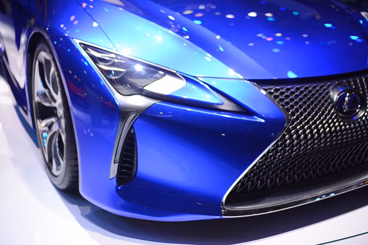 Không chỉ mang phong cách thiết kế mới nhất của thương hiệu xe sang Lexus, mẫu xe LC500h phiên bản mới này còn sở hữu nhiều đặc điểm gợi nhớ về dòng siêu xe LFA trước đây. Tuy nhiên không giống như LFA, LC là một mẫu xe coupe GT sang trọng thay vì hướng tới tốc độ.