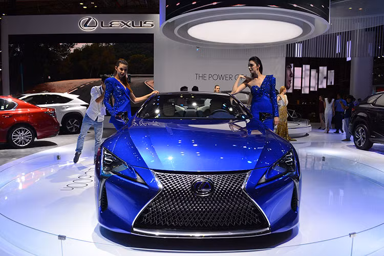 Sở hữu thiết kế gần như không khác gì so với bản concept, Lexus LC mới tại Việt Nam đã gây ấn tượng mạnh mẽ bởi vẻ đẹp "sắc như dao cạo" với những chi tiết mang đầy tính tương lai. Phần đầu của chiếc xe nổi bật với lưới tản nhiệt hình con suốt, bao quanh bởi đường viền crôm và thiết kế mắt lưới 3D cá tính.