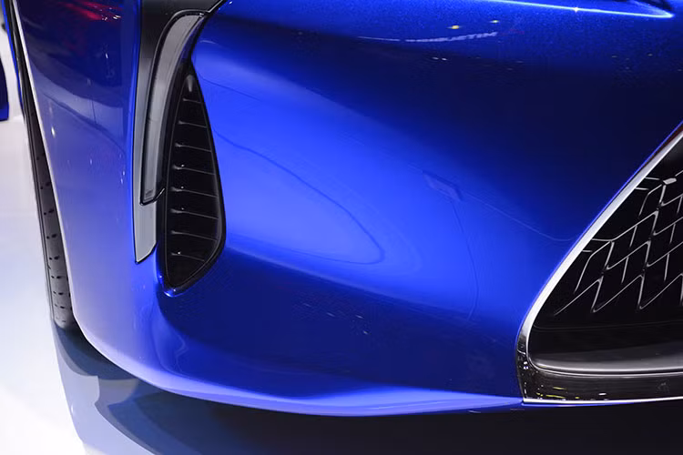 Sử dụng nền tảng chassis dẫn động cầu sau hoàn toàn mới GA-L với thiết kế thân xe nguyên khối và sử dụng các vật liệu siêu nhẹ - bao gồm cả sợi carbon - thương hiệu xe sang Lexus tự tin tuyên bố rằng thân xe của LC cứng vững nhất trong tất cả các dòng xe của hãng từ trước tới nay.