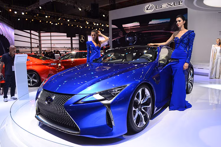 Cùng với "người anh em" LS 2018, mẫu xe thể thao mạnh mẽ Lexus LC 500 2017 mới chính là 2 ngôi sao sáng nhất tại gian hàng của Lexus Việt Nam tại triển lãm VMS lần này. Mẫu xe Lexus LC hoàn toàn mới sở hữu thiết kế thân xe mang đậm tính khí động học, cùng những đường nét lôi cuốn đầy cảm xúc, đi kèm với nóc xe làm từ sợi carbon.