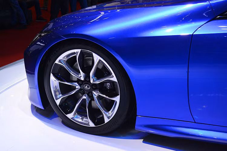 Ở bên trong, ghế lái được hạ thấp trọng tâm đậm chất thể thao, cùng với thiết kế không gian lái trực quan. Ghế trước được làm đặc biệt giúp mang lại cảm giác thoải mái trong những hành trình dài. Ngoài ra có thêm lựa chọn ghế thể thao với vành đỡ hai bên ôm sát cơ thể khi cua gấp.