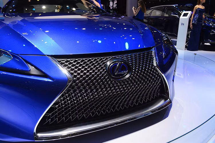 Đi kèm với cụm đèn pha 3 bóng LED và đèn ban ngày hình chữ L đặc trưng vuốt nhẹ sang bên, mang lại cảm quan mui xe thấp đậm chất thể thao - với công nghệ thiết kế đèn pha mảnh ấn tượng hàng đầu thế giới. Cụm đèn hậu có thiết kế tương tự đèn pha, nó sở hữu thiết kế phức tạp như tới từ tương lai khiến nhiều khách tham quan cực kỳ ấn tượng.