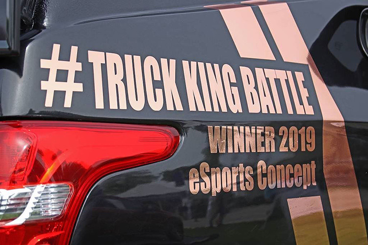 Điều đặc biệt nhất của Mitsubishi L200 eSports Concept này chỉ bắt đầu từ phần thùng trở về sau. Phần thùng xe nguyên bản của L200 đã được Raph Hosier Engineering nới rộng 80mm và kéo dài 800mm để tạo thành nền móng cho một phòng game di động dành cho 2 game thủ.