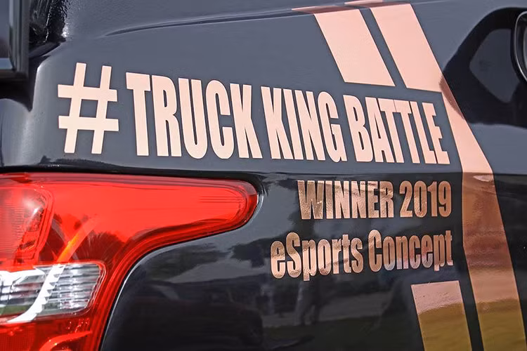 Điều đặc biệt nhất của Mitsubishi L200 eSports Concept này chỉ bắt đầu từ phần thùng trở về sau. Phần thùng xe nguyên bản của L200 đã được Raph Hosier Engineering nới rộng 80mm và kéo dài 800mm để tạo thành nền móng cho một phòng game di động dành cho 2 game thủ.