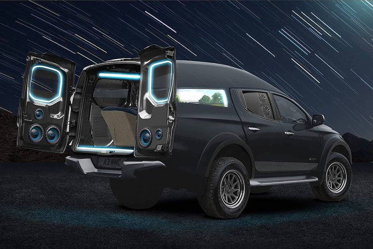 Toàn bộ các thiết bị điện kể trên được cấp nguồn bởi pin năng lượng mặt trời 150W nằm trên mui xe, tích trữ điện vào 4 ắc quy 105Ah. Sau khi được sạc đầy, 4 ắc quy này cho phép các game thủ thi đấu trong 8 giờ.