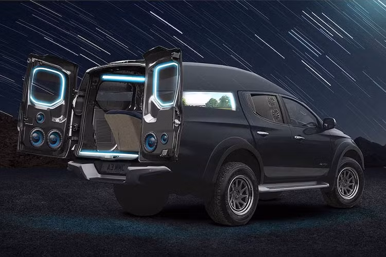 Toàn bộ các thiết bị điện kể trên được cấp nguồn bởi pin năng lượng mặt trời 150W nằm trên mui xe, tích trữ điện vào 4 ắc quy 105Ah. Sau khi được sạc đầy, 4 ắc quy này cho phép các game thủ thi đấu trong 8 giờ.