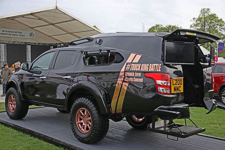 Chiếc Mitsubishi Triton cho game thủ này được Joanne Tulloch - một nữ nhân viên tại đại lý chính hãng Livery Dole Mitsubishi ở Exeter - Anh Quốc thiết kế. Đáng chú ý là sau cuộc thi, nó đã giành chiến thắng thuyết phục và được xưởng độ Ralph Hosier Engineering hiện thực hóa.