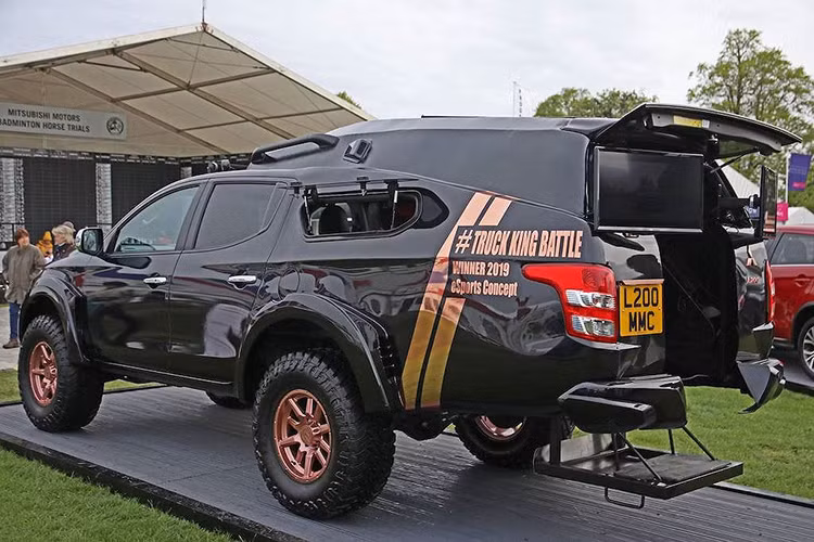 Chiếc Mitsubishi Triton cho game thủ này được Joanne Tulloch - một nữ nhân viên tại đại lý chính hãng Livery Dole Mitsubishi ở Exeter - Anh Quốc thiết kế. Đáng chú ý là sau cuộc thi, nó đã giành chiến thắng thuyết phục và được xưởng độ Ralph Hosier Engineering hiện thực hóa.