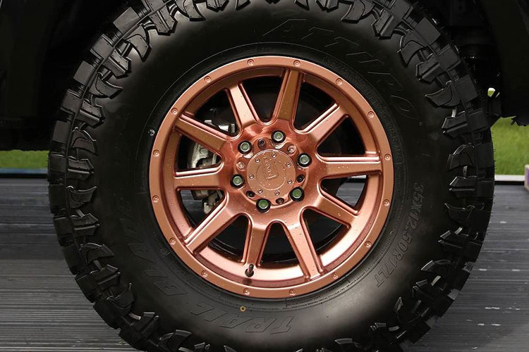 Bên trong chiếc xe, 2 chiếc ghế ngồi Logitec G920 Driving Force kèm 2 đầu máy game Xbox One, 2 màn hình LED cong 24 inch đã được lắp đặt. Với cặp tay lái và pedal chơi game đi kèm ghế, những người chơi có thể thi đấu đối kháng với nhau trong game đua xe Forza Horizon 4.