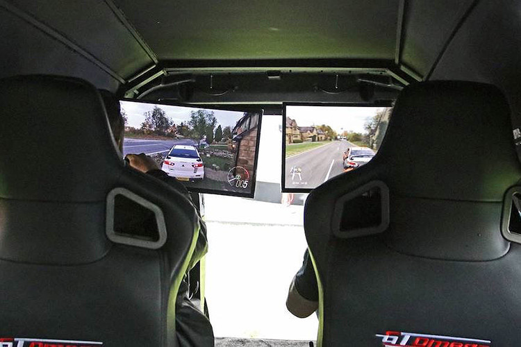 Những người bên ngoài cũng có thể quan sát được diễn biến các trận đấu và cuộc đua trong game thông qua 2 màn hình 22 inch hướng ra ngoài. Để cho các game thủ có thể thư giãn và nạp năng lượng sau những giờ thi đấu căng thẳng, một máy pha cafe và quầy bar mini cũng đã được Ralph Hosier Engineering lắp đặt.