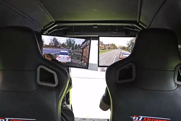 Những người bên ngoài cũng có thể quan sát được diễn biến các trận đấu và cuộc đua trong game thông qua 2 màn hình 22 inch hướng ra ngoài. Để cho các game thủ có thể thư giãn và nạp năng lượng sau những giờ thi đấu căng thẳng, một máy pha cafe và quầy bar mini cũng đã được Ralph Hosier Engineering lắp đặt.