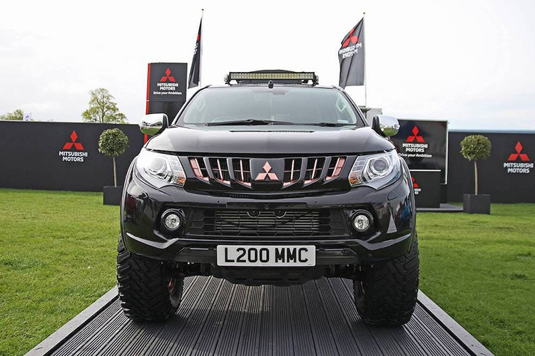 Dựa trên chiếc Triton/L200 trước đợt nâng cấp vòng đời, L200 eSports Concept giống như một chiếc bán tải độ offroad bình thường khi nhìn từ phía trước. Nó cũng có các món phụ tùng quen thuộc với dân chơi bán tải như phuộc đôn cao, mâm Speedline Mamba sơn màu vàng hồng đi kèm lốp gai offroad, các nẹp ốp nới rộng vòm bánh và dàn LED...