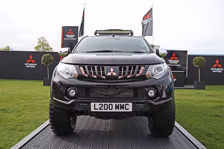 Dựa trên chiếc Triton/L200 trước đợt nâng cấp vòng đời, L200 eSports Concept giống như một chiếc bán tải độ offroad bình thường khi nhìn từ phía trước. Nó cũng có các món phụ tùng quen thuộc với dân chơi bán tải như phuộc đôn cao, mâm Speedline Mamba sơn màu vàng hồng đi kèm lốp gai offroad, các nẹp ốp nới rộng vòm bánh và dàn LED...