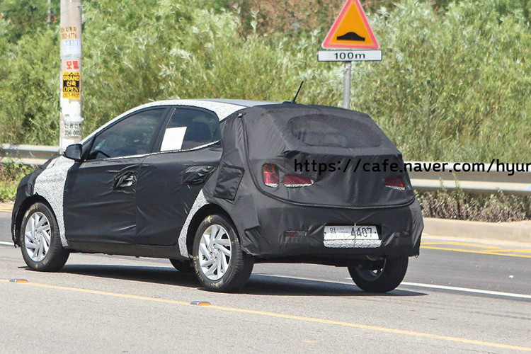 Mặc dù Grand i10 mới được nâng cấp đáng kể, hãng xe Hàn Quốc không thể tăng giá quá cao so với bản hiện tại. Giá xe Hyundai Grand i10 2020 dự kiến cho phiên bản chạy xăng bán ra chỉ từ khoảng 7.300 USD (tương đương 171 triệu đồng) tại thị trường Ấn Độ. 