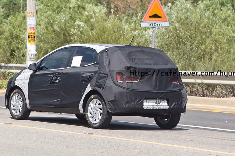 Mặc dù Grand i10 mới được nâng cấp đáng kể, hãng xe Hàn Quốc không thể tăng giá quá cao so với bản hiện tại. Giá xe Hyundai Grand i10 2020 dự kiến cho phiên bản chạy xăng bán ra chỉ từ khoảng 7.300 USD (tương đương 171 triệu đồng) tại thị trường Ấn Độ. 