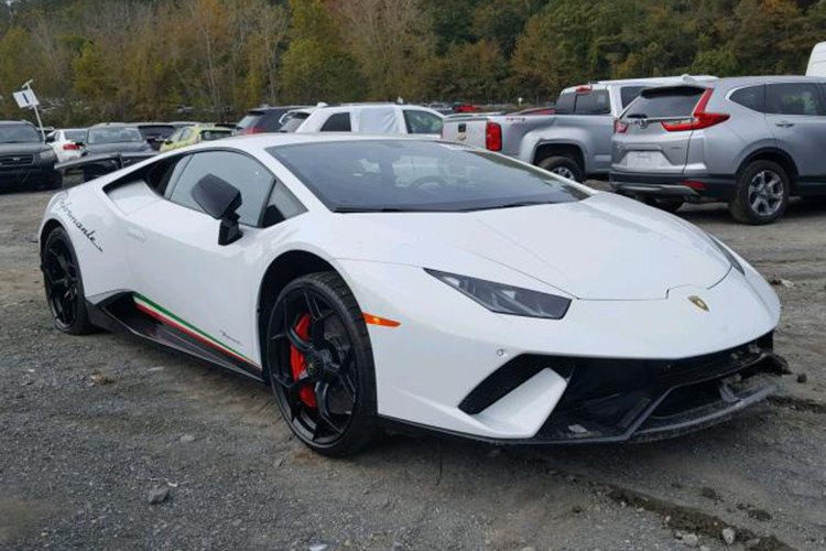 Chiếc siêu xe Lamborghini Huracan Performante đang rao bán trên trang Copart với giá khởi điểm chỉ từ 73.500 đô la (tương đương 1,7 tỷ đồng" đã gây không ít bất ngờ, xe chỉ mới lăn bánh được 4.261 km. So với giá bán lên đến 316.000 đô la của Lamborghini Huracan Performante mới, rõ ràng, mức rao bán của "siêu bò" này thấp hơn 1/4, đây là 1 điều kỳ lạ.