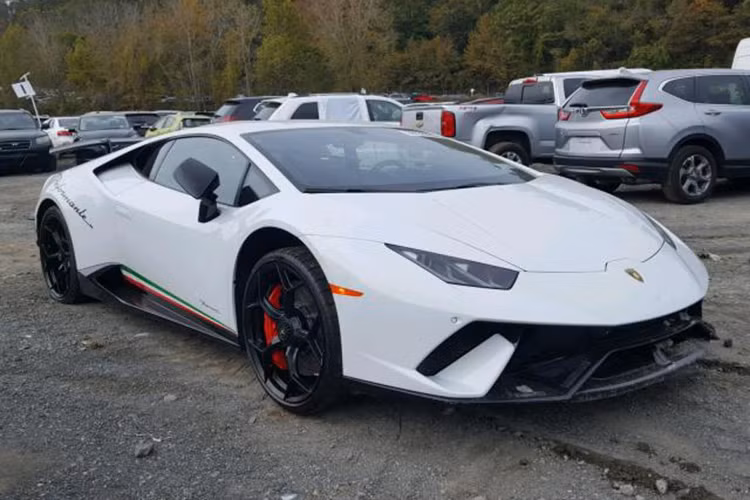 Chiếc siêu xe Lamborghini Huracan Performante đang rao bán trên trang Copart với giá khởi điểm chỉ từ 73.500 đô la (tương đương 1,7 tỷ đồng" đã gây không ít bất ngờ, xe chỉ mới lăn bánh được 4.261 km. So với giá bán lên đến 316.000 đô la của Lamborghini Huracan Performante mới, rõ ràng, mức rao bán của "siêu bò" này thấp hơn 1/4, đây là 1 điều kỳ lạ.