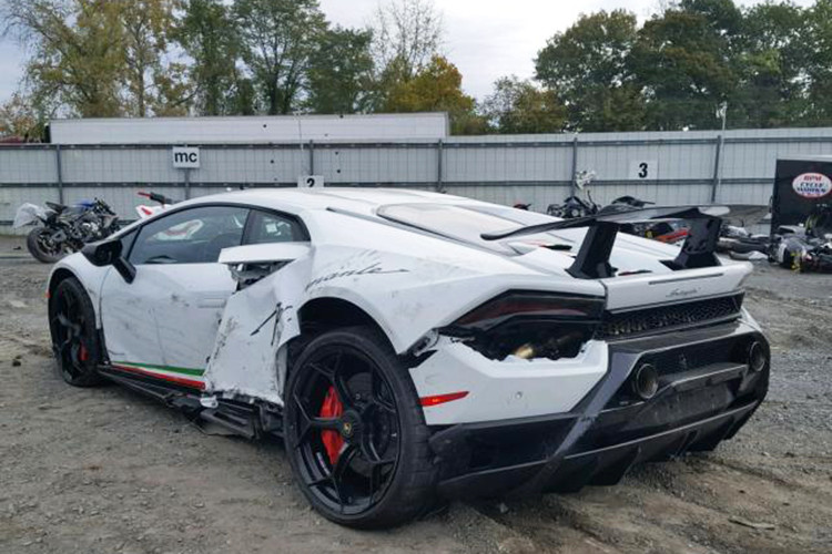 Nguyên nhân đến từ việc chiếc Lamborghini Huracan Performante màu trắng này đã dính vào một vụ tai nạn khiến cho 1 bên hông xe, phía tài xế và đuôi xe hư hỏng. Nếu nhìn trực diện từ đầu siêu xe này, rất khó để nhận ra đây là một chiếc xe tai nạn do không có thiệt hại nào ở "mặt tiền" xe.