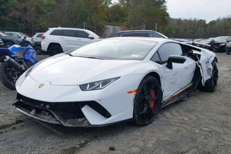 Chắc chắn, mức giá bán cho chiếc siêu xe Lamborghini Huracan Performante đầu tiên tại Việt Nam này sẽ không dưới 22 tỷ đồng. Chính vì điều này, thông tin về chiếc Lamborghini Huracan Performante gặp nạn giá rẻ này vẫn sẽ khiến niều đại gia đam mê siêu x tại Việt Nam phát thèm, bời nó quá rẻ so với mức giá chính hãng khi về nước.