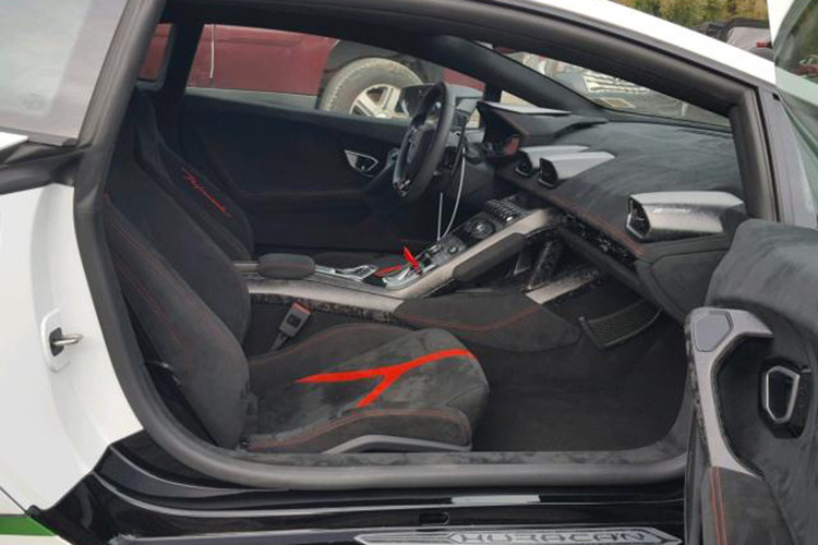 Người rao bán khẳng định chiếc siêu xe Lamborghini Huracan Performante gía rẻ này vẫn còn hoạt động được, khoang lái túi khí cũng chưa bung ra. Nếu ai có ý định mua chiếc siêu xe Lamborghini Huracan Performante này nên nghiên cứu kỹ chi phí sửa chữa cho "siêu bò" này.