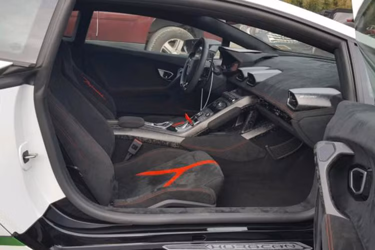 Người rao bán khẳng định chiếc siêu xe Lamborghini Huracan Performante gía rẻ này vẫn còn hoạt động được, khoang lái túi khí cũng chưa bung ra. Nếu ai có ý định mua chiếc siêu xe Lamborghini Huracan Performante này nên nghiên cứu kỹ chi phí sửa chữa cho "siêu bò" này.