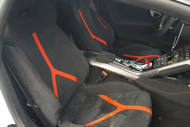 Siêu xe Lamborghini Huracan Performante vẫn sở hữu khối động cơ V10, dung tích 5,2 lít tương tự như bản tiêu chuẩn nhưng tạo ra công suất tối đa 640 mã lực và mô-men xoắn cực đại 600 Nm. 2 thông số này tăng 30 mã lực và 40 Nm so với bản tiêu chuẩn.