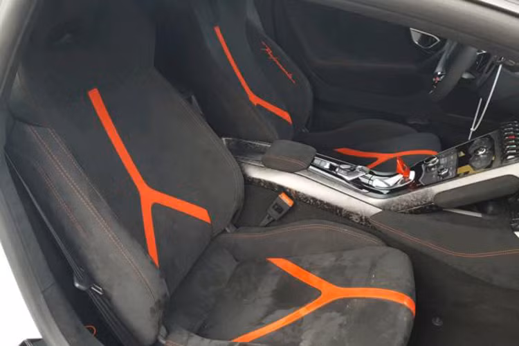 Siêu xe Lamborghini Huracan Performante vẫn sở hữu khối động cơ V10, dung tích 5,2 lít tương tự như bản tiêu chuẩn nhưng tạo ra công suất tối đa 640 mã lực và mô-men xoắn cực đại 600 Nm. 2 thông số này tăng 30 mã lực và 40 Nm so với bản tiêu chuẩn.