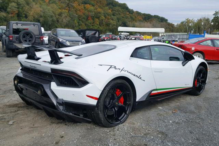 Lamborghini Huracan Performante là 1 trong những chiếc siêu xe nhanh nhất trong gia đình Lamborghini Huracan. Và thật thú vị khi có thông tin chiếc Lamborghini Huracan Performante đầu tiên đã cập cảng Hải Phòng nhưng hiện vẫn còn đang chờ đợi các thủ tục để được thông quan.