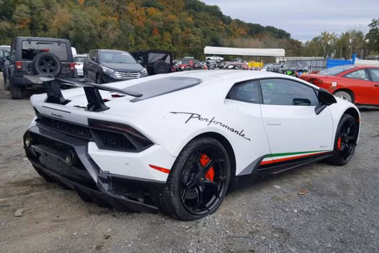 Lamborghini Huracan Performante là 1 trong những chiếc siêu xe nhanh nhất trong gia đình Lamborghini Huracan. Và thật thú vị khi có thông tin chiếc Lamborghini Huracan Performante đầu tiên đã cập cảng Hải Phòng nhưng hiện vẫn còn đang chờ đợi các thủ tục để được thông quan.