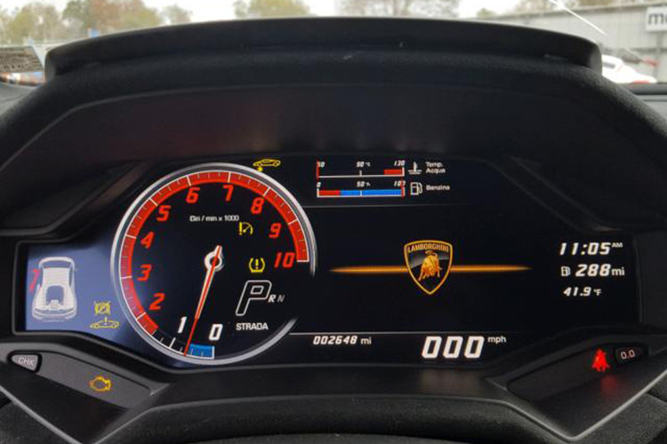 Các chi tiết nội thất của x cũng còn nguyên bản, nhiều khả năng dàn áo bên hông xe sẽ được thay mới hoàn toàn nếu củ mới muốn lăn bánh ổn định. Điều này có thể cũng xảy ra với cản va sau bằng sợi carbon của xe.