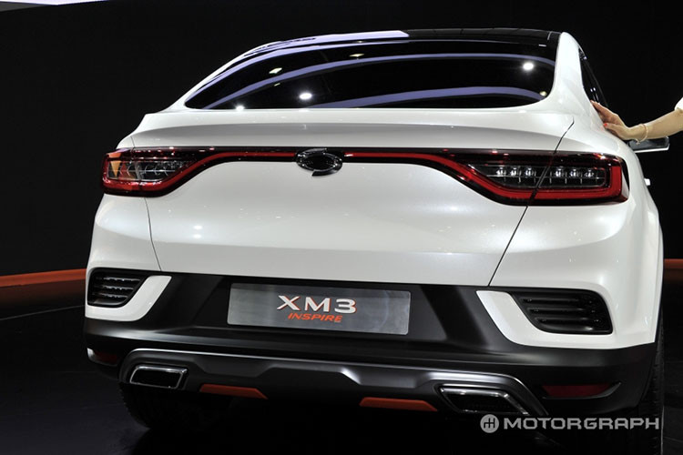 Bên cạnh đó, Renault Samsung XM3 Inspire Concept còn được trang bị bộ vành hợp kim 19 inch màu tối hơn loại dùng cho Arkana. Tuy nhiên, điểm khác biệt đáng chú ý nhất của Renault Samsung XM3 Inspire Concept so với Arkana chính là cản sau.