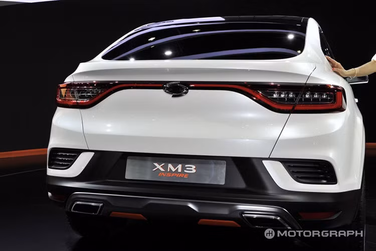 Bên cạnh đó, Renault Samsung XM3 Inspire Concept còn được trang bị bộ vành hợp kim 19 inch màu tối hơn loại dùng cho Arkana. Tuy nhiên, điểm khác biệt đáng chú ý nhất của Renault Samsung XM3 Inspire Concept so với Arkana chính là cản sau.