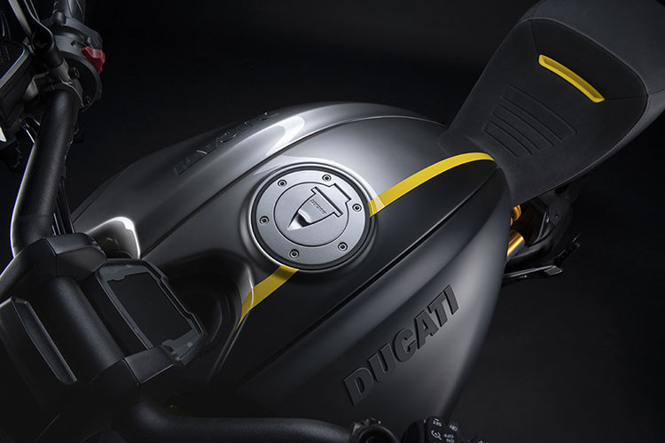Tiếp đó, dàn ngoài với sự kết hợp giữa 2 màu bao gồm vàng và đen tạo ra một chiếc Ducati Diavel Black and Steel 1260 S mới nổi bật và khác biệt hơn. Theo thông tin, phiên bản lần này được ra mắt do sự kết hợp giữa Ducati và VW Group Lamborghini để mang tới trưng bày tại Mimo Motor Show được tổ chức tại Piazza Duomo tại miền bắc Italy.