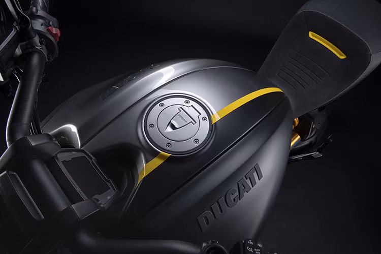 Tiếp đó, dàn ngoài với sự kết hợp giữa 2 màu bao gồm vàng và đen tạo ra một chiếc Ducati Diavel Black and Steel 1260 S mới nổi bật và khác biệt hơn. Theo thông tin, phiên bản lần này được ra mắt do sự kết hợp giữa Ducati và VW Group Lamborghini để mang tới trưng bày tại Mimo Motor Show được tổ chức tại Piazza Duomo tại miền bắc Italy.