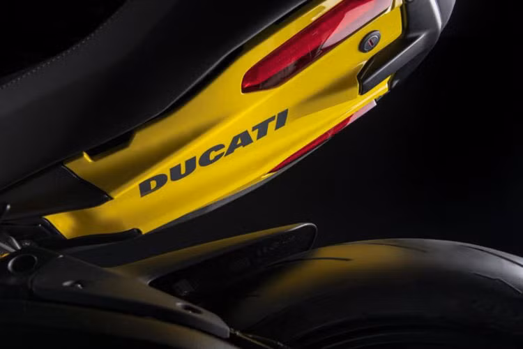 Ngoài vẻ đẹp đặc biệt của bộ màu mới trong phiên bản giới hạn, chiếc Diavel 1260 S Black and Steel vẫn được trang bị khối động cơ 1262 phân khối Testastretta DVT cho sức mạnh 162 mã lực tịa 9.500 vòng tua/phút và cho lực xoắn cực mạnh 129Nm tại 7.500 vòng tua/phút.