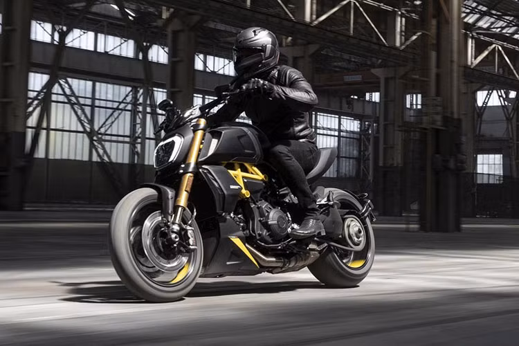 Các trang thiết bị điện tử trên xe sẽ được quản lý bởi một bộ đo lường quán tính 6 trục (Inertial Measurent Unit, IMU) do Bosch sản xuất. Tại Việt Nam, giá xe Ducati Diavel 1260 S đang được bán chính hãng với mức giá khoảng 899 triệu đồng.