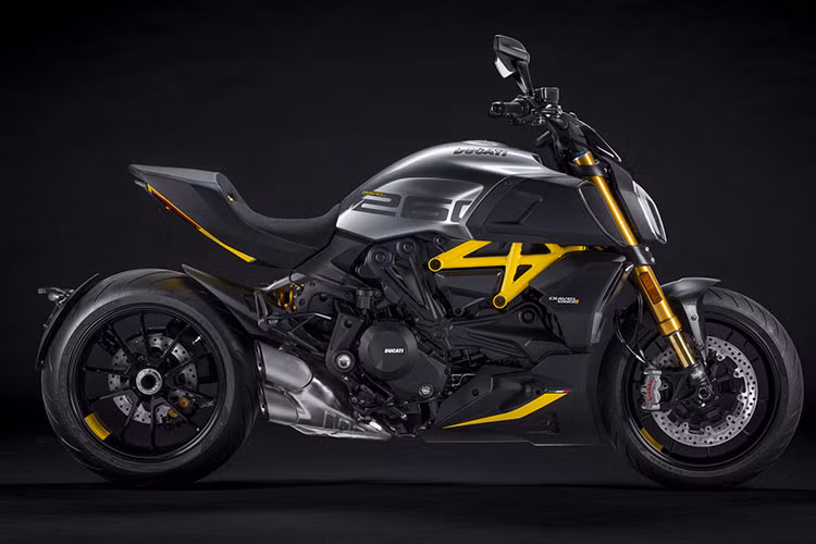 Ở phiên bản Ducati Diavel 1260 S đặc biệt mới này, mẫu Power Cruiser này sẽ được khoác lên mình một bộ cánh với vẻ đẹp hết sức lạ lùng khi sở hữu bộ khung sườn mắt cáo được sơn màu vàng nổi bật.