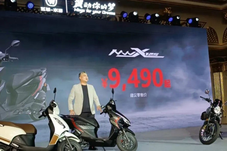 Theo công bố của nhà sản xuất, xe có khả năng tiết kiệm xăng khá tốt, với mức tiêu thụ trung bình là 1,8 lít/100 km. Mức giá xe Honda NWX125 2024 tại thị trường Trung Quốc niêm yết khởi điểm rẻ nhất là 9.490 Nhân dân tệ (tương đương khoảng 33,1 triệu đồng).