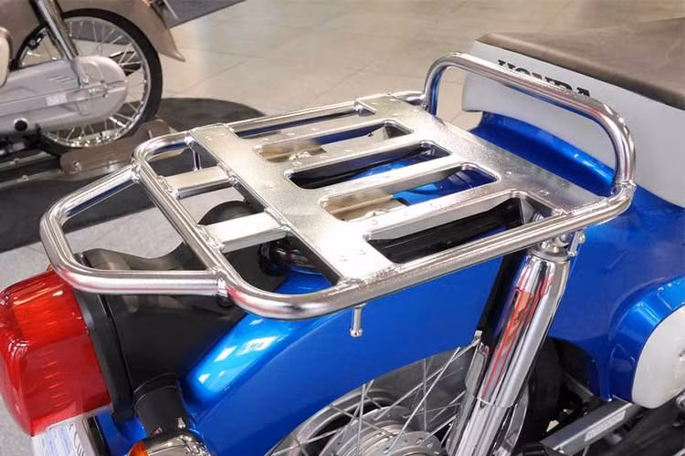 Chiếc xe vẫn giữ nguyên bộ yên đơn và giá đèo hàng giống như truyền thống của Super Cub. Bên dưới yên xe là logo Super Cub được thiết kế mamg hơi hướng cổ điển, đẹp mắt với mảng sơn đỏ trên nền mạ chrome.