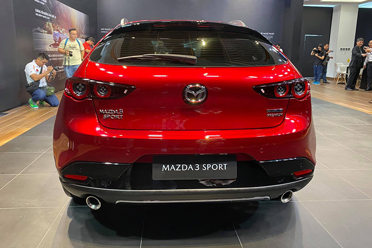 Phiên bản sedan đã chịu ảnh hưởng lớn từ chiếc xe ý tưởng Vision Coupe vốn cũng được đánh giá rất cao về thiết kế. 2 kiểu thân xe của Mazda3 thế hệ mới chia sẻ chung thiết kế phần đầu, đèn hậu cùng một số chi tiết khác, nhưng có thiết kế khác biệt lớn từ cột B trở về sau.