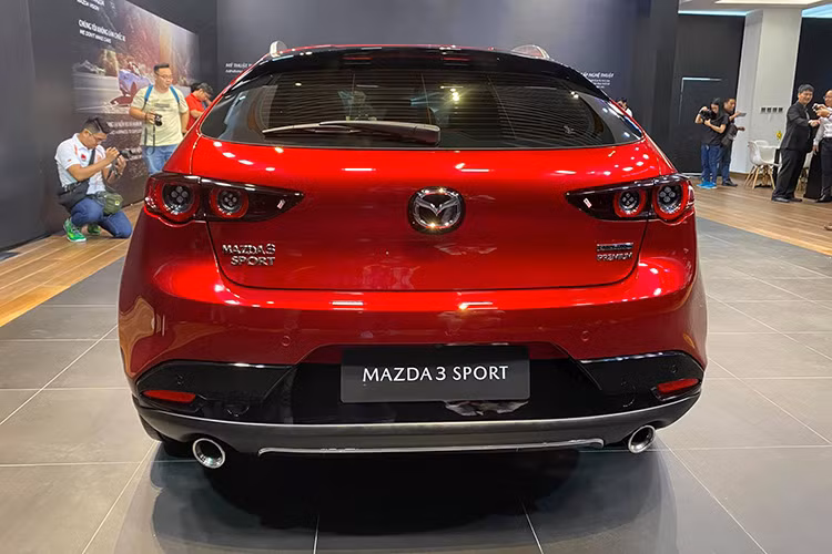 Phiên bản sedan đã chịu ảnh hưởng lớn từ chiếc xe ý tưởng Vision Coupe vốn cũng được đánh giá rất cao về thiết kế. 2 kiểu thân xe của Mazda3 thế hệ mới chia sẻ chung thiết kế phần đầu, đèn hậu cùng một số chi tiết khác, nhưng có thiết kế khác biệt lớn từ cột B trở về sau.