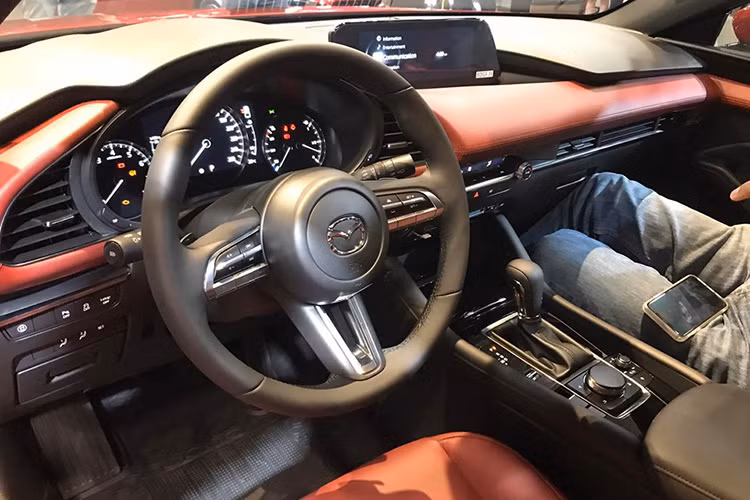 Những trang bị nổi bật bao gồm: vô-lăng 3 chấu, hệ thống thông tin giải trí với màn hình 8,8-inch đứng cao độc lập so với táp-lô thay vì được tích hợp chìm vào bên trong, bảng táp-lô bọc da cao cấp nằm trải dài theo chiều rộng của xe tạo cảm giác gọn gàng và tinh tế. Mazda cũng lưu ý rằng, các bộ phận bên trong cabin đều được thiết kế theo phong cách độc đáo, mang lại cảm giác thoái mái và ấm áp của da thật.