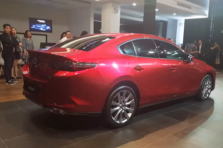 Theo thông tin từ Thaco giá xe Mazda3 2019 chưa được công bố, nó sẽ được bán tại Việt Nam với 2 loại động cơ quen thuộc là 1.5L và 2.0L nhưng thông số kỹ thuật chi tiết vẫn chưa được công bố. Ngoài ra, những trang bị cao cấp ở thị trường quốc tế có thể không còn xuất hiện tại Việt Nam hoặc sẽ xuất hiện dưới dạng tuỳ chọn. 