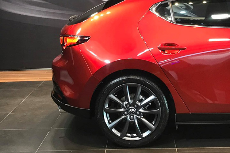 Phần đuôi xe mang phong cách thể thao hơn, với cánh gió gắn trên nắp cốp, đèn hậu mảnh và hệ thống ống xả kép. Ngoài ra mẫu xe này còn được trang bị bộ mâm 5 chấu kép tông màu xám khá ấn tượng.