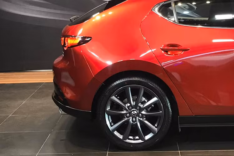 Phần đuôi xe mang phong cách thể thao hơn, với cánh gió gắn trên nắp cốp, đèn hậu mảnh và hệ thống ống xả kép. Ngoài ra mẫu xe này còn được trang bị bộ mâm 5 chấu kép tông màu xám khá ấn tượng.